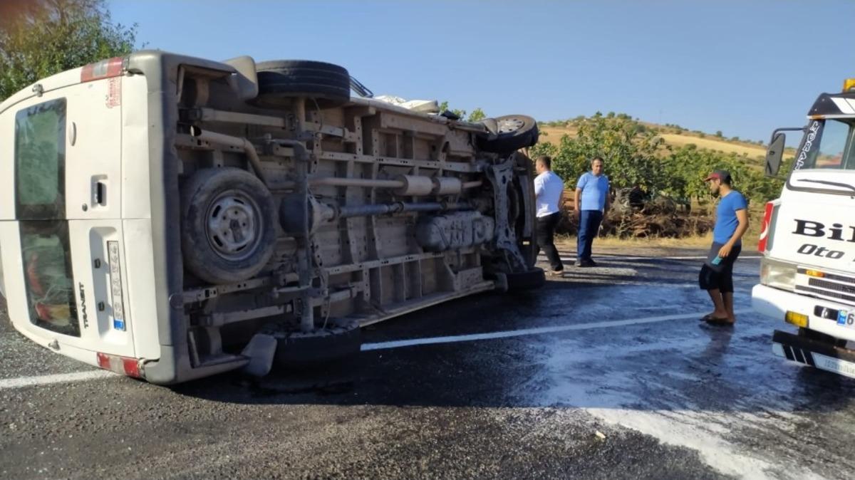 Devrilen minib&uuml;s&uuml;n s&uuml;r&uuml;c&uuml;s&uuml; yaralandı