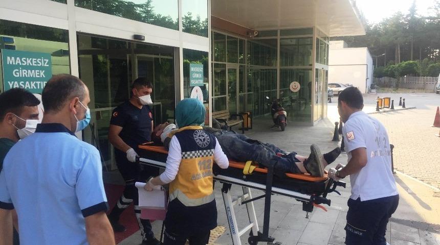 Rampaya park ettiği aracının tekerine koyduğu taşı kaldırınca bacağı ezildi