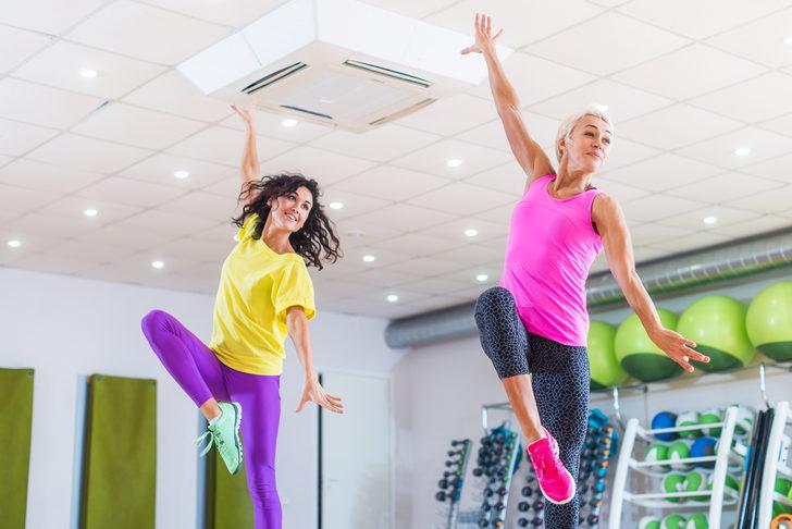 Zayıflamak için spor salonuna gitmek zorunda değilsiniz! İşte ev için kardiyo antrenmanı programı...