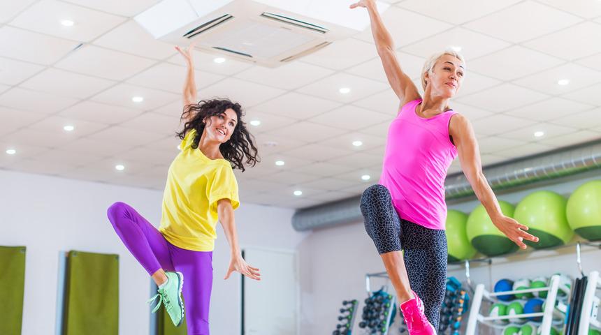 Zayıflamak i&ccedil;in spor salonuna gitmek zorunda değilsiniz! İşte ev i&ccedil;in kardiyo antrenmanı programı...