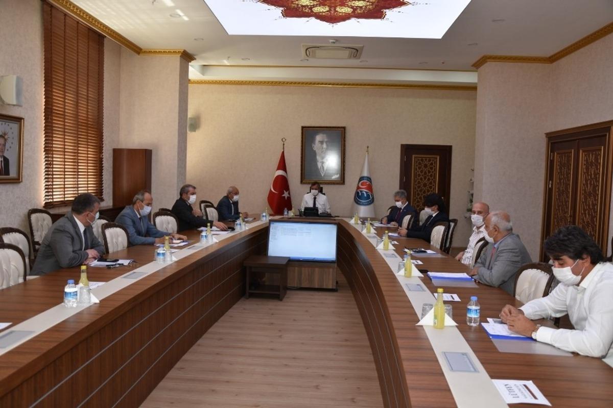 Valilikten "d&uuml;ğ&uuml;n ve cenaze gibi toplu alanlarda fazla kalmayın" uyarısı