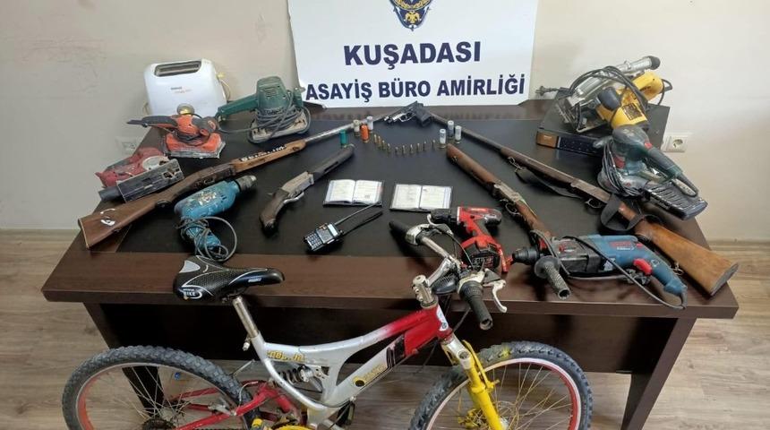 Hırsızlık ş&uuml;phelisinin saklandığı ev cephaneliği aratmadı