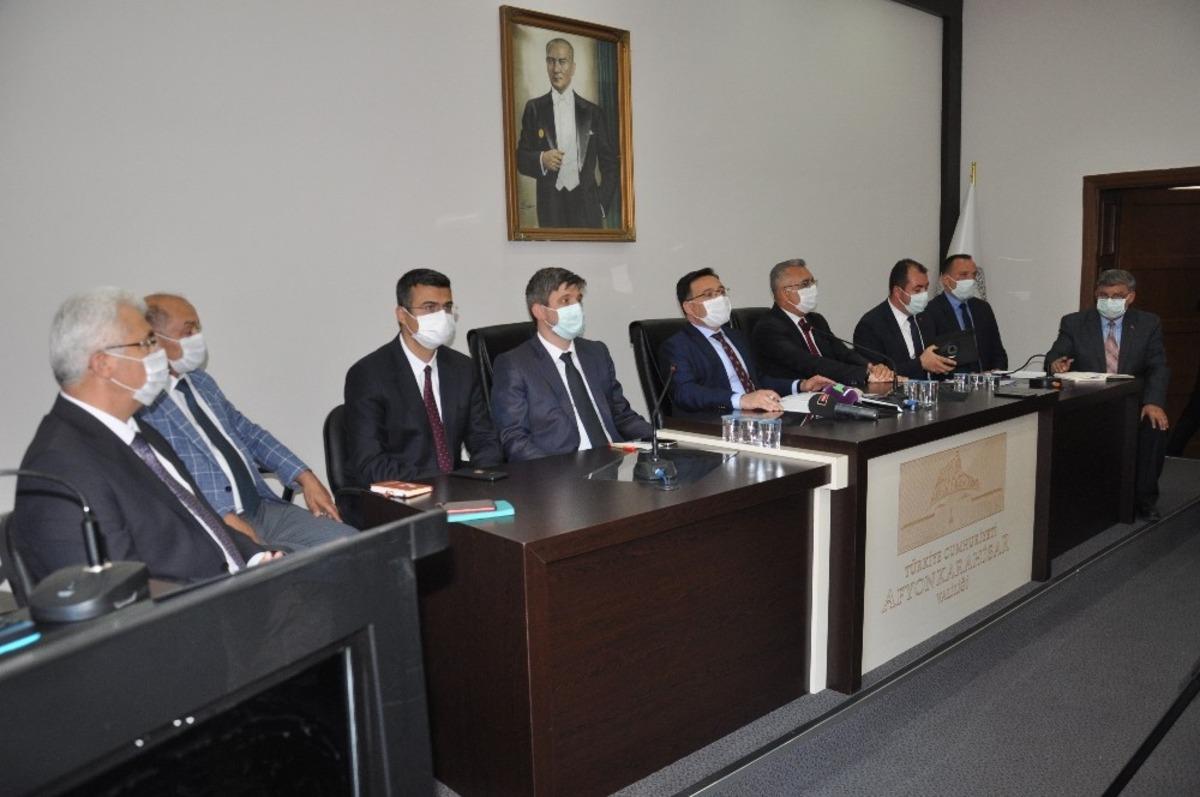 Vali &Ccedil;i&ccedil;ek, vatandaşların sorunlarını dinledi