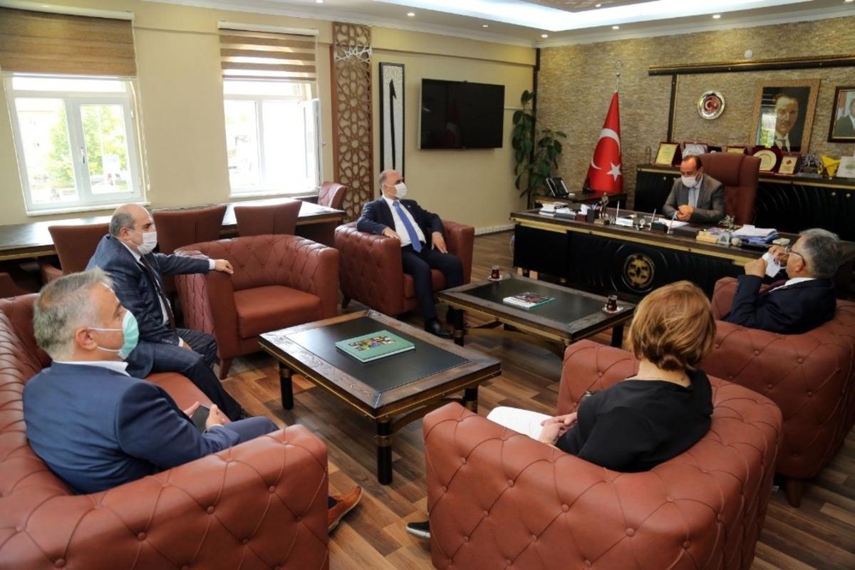 Vali G&uuml;naydın &ldquo;Pandemi S&uuml;recinde Muhtarlarımıza &Ouml;nemli G&ouml;revler D&uuml;şmektedir&rdquo;