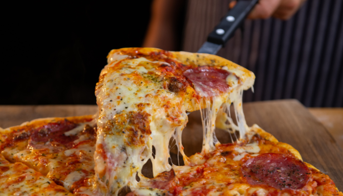 Pizza tarifi: İncecik gevrek hamurun sırrı meğer buymuş! Püf noktası...