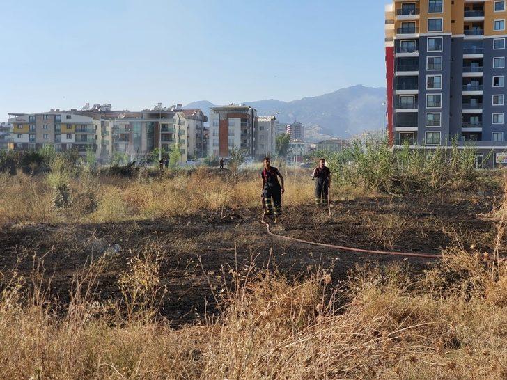 Boş arazide çıkan yangın mahalleliyi korkuttu G2