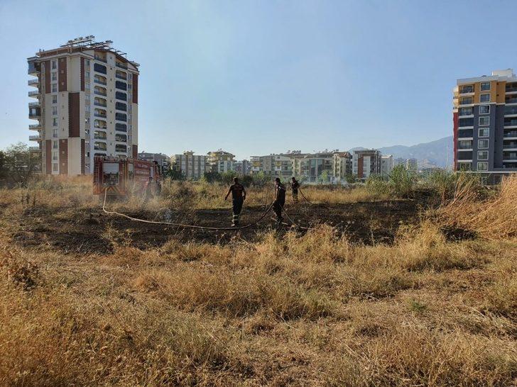 Boş arazide çıkan yangın mahalleliyi korkuttu G3