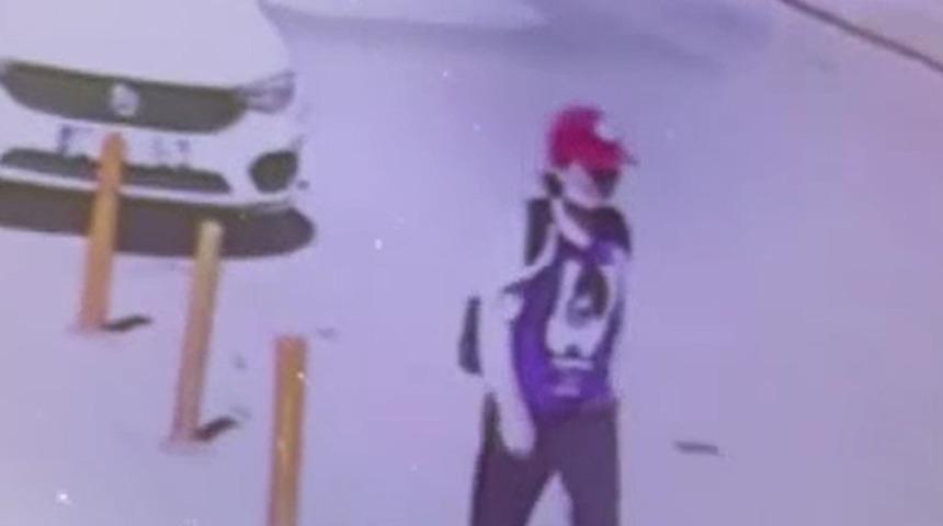 72 g&uuml;nd&uuml;r kayıp olan kızının son g&ouml;r&uuml;ld&uuml;ğ&uuml; noktaya gelip g&ouml;zyaşı d&ouml;kt&uuml;