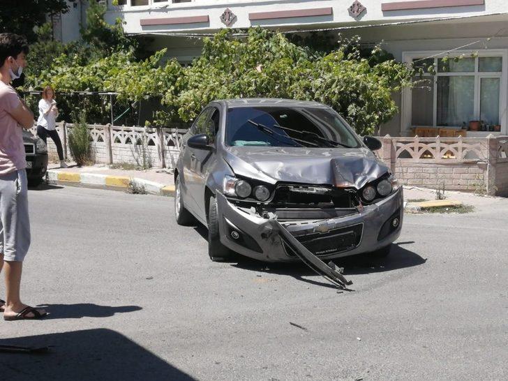 Kamyonetle otomobil çarpıştı G1