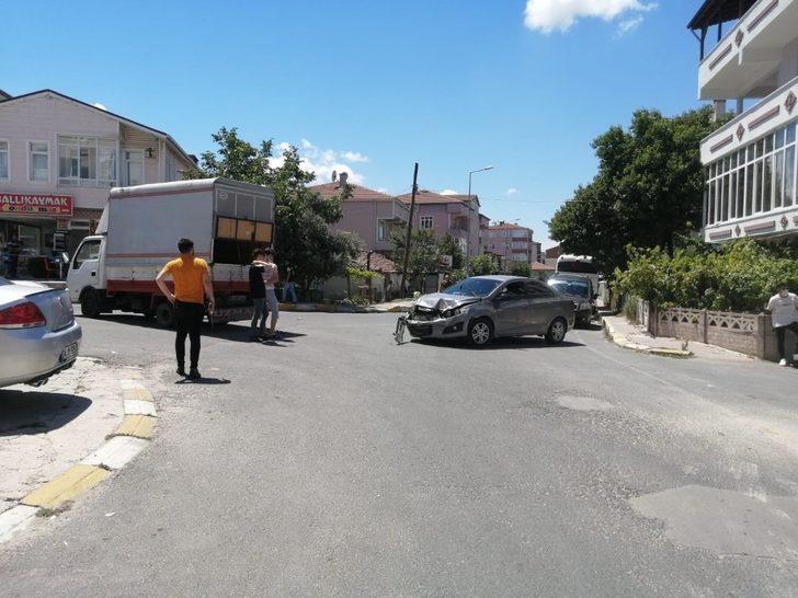 Kamyonetle otomobil çarpıştı G2