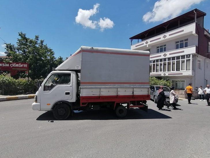 Kamyonetle otomobil çarpıştı G3