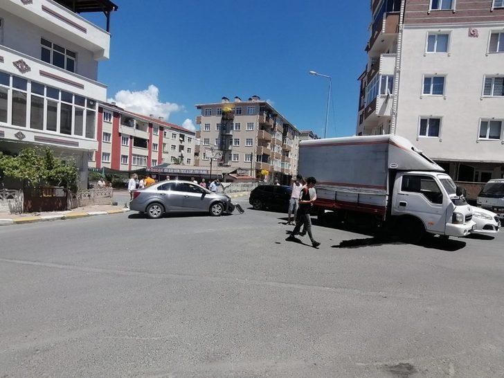 Kamyonetle otomobil çarpıştı G4