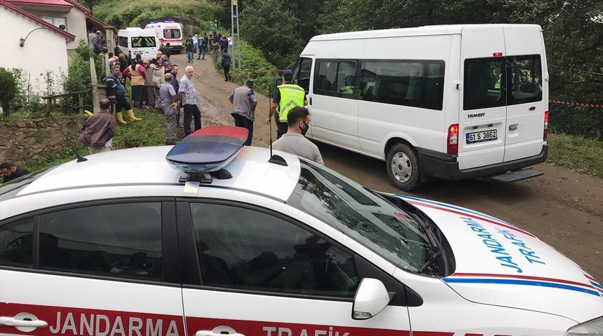 Trabzon'da feci kaza! Otomobil u&ccedil;uruma yuvarlandı: &Ouml;l&uuml; ve yaralılar var