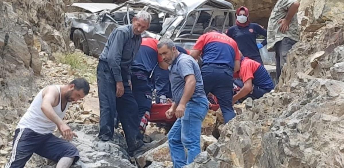 U&ccedil;urumdan yuvarlanan kamyonet hurdaya d&ouml;nd&uuml;... Kamyonette sıkışan &ccedil;ifti itfaiye ekipleri kurtardı