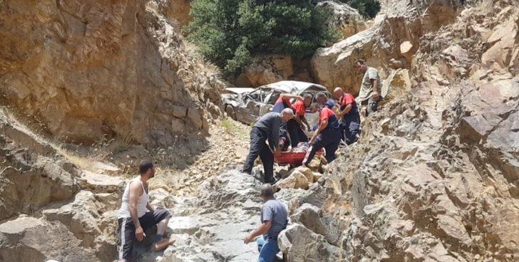 Uçurumdan yuvarlanan kamyonet hurdaya döndü... Kamyonette sıkışan çifti itfaiye ekipleri kurtardı G2