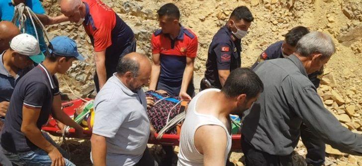 Uçurumdan yuvarlanan kamyonet hurdaya döndü... Kamyonette sıkışan çifti itfaiye ekipleri kurtardı G3