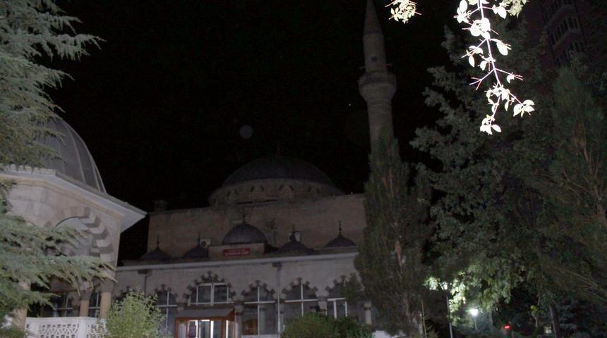 Kayseri'de, minareden atlayan gen&ccedil; yaralandı