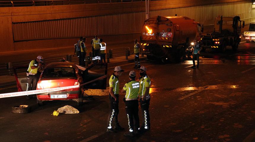 Ankara'da feci kaza! Otomobil, yol temizleme aracına &ccedil;arptı: 2 &ouml;l&uuml;, 1'i &ccedil;ocuk 3 yaralı