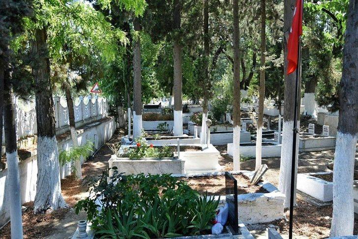 İncirliova’da mezarlıklar bayrama hazırlanıyor G2