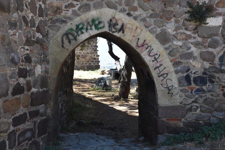 İzmir'in Kadifekale'si yazı tahtasına döndü! G3