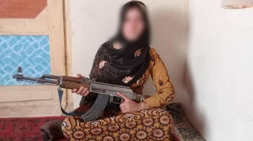 Afgan kız çocuğu, anne-babasını vuran Taliban militanlarını öldürdü