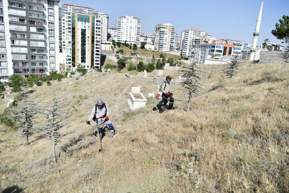 Mezarlıklar bayrama hazırlanıyor