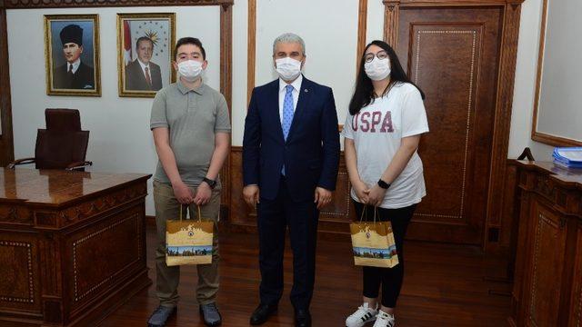 Vali Akın, LGS’de Başarılı Olan Öğrencileri Ödüllendirdi