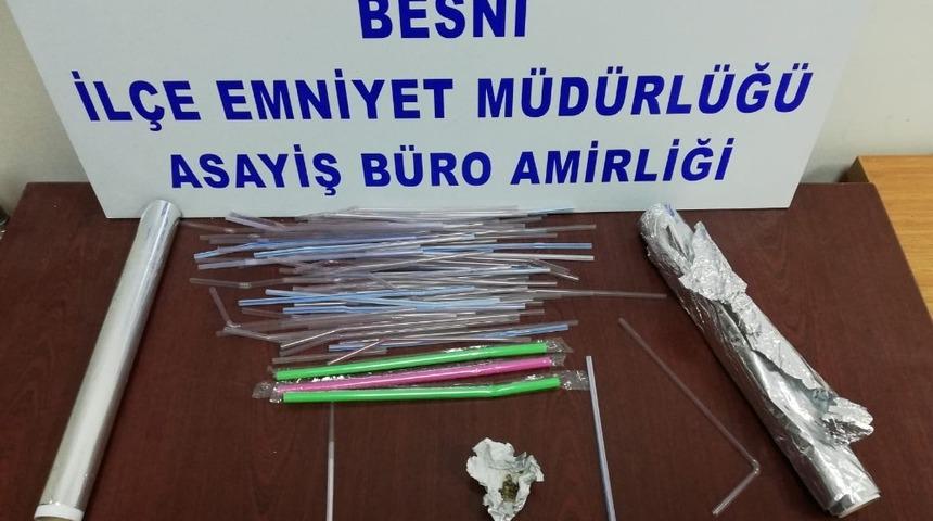 Besni’de şüpheli 3 kişinin üzerinden uyuşturucu çıktı