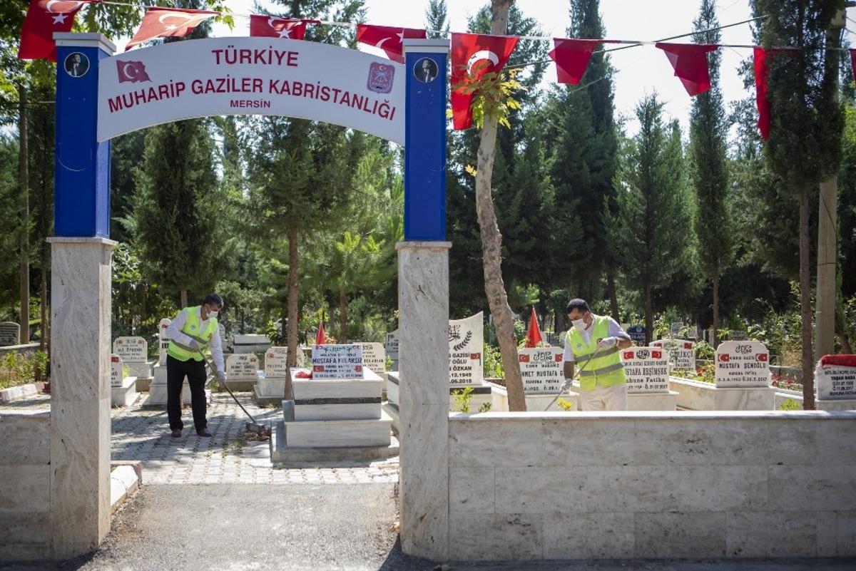Mersin&rsquo;de mezarlıklarda bayram temizliği