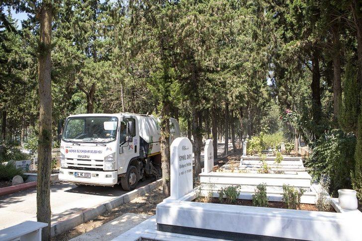 Mersin’de mezarlıklarda bayram temizliği G2