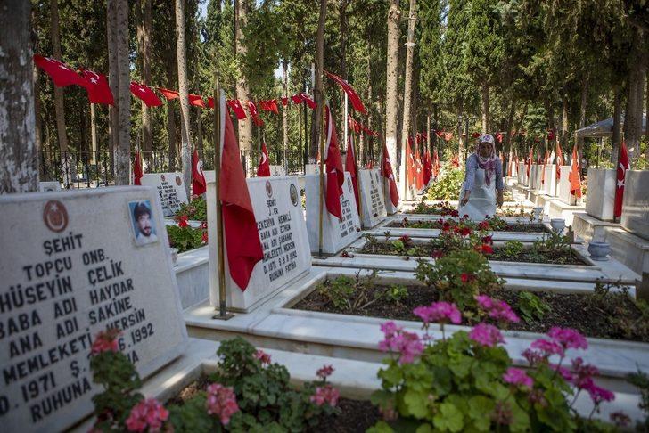 Mersin’de mezarlıklarda bayram temizliği G3