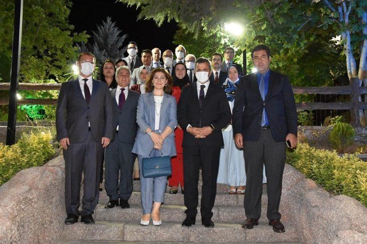 Görev yeri değişen mülki idari amirlerine veda yemeği G1