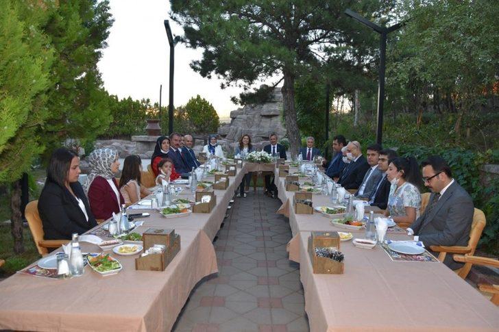 Görev yeri değişen mülki idari amirlerine veda yemeği G3