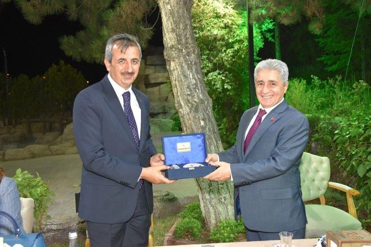 Görev yeri değişen mülki idari amirlerine veda yemeği G4