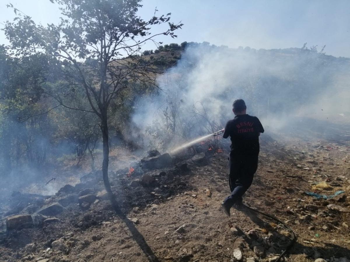 Besni&rsquo;de itfaiye aracı sokakta ilerleyemedi