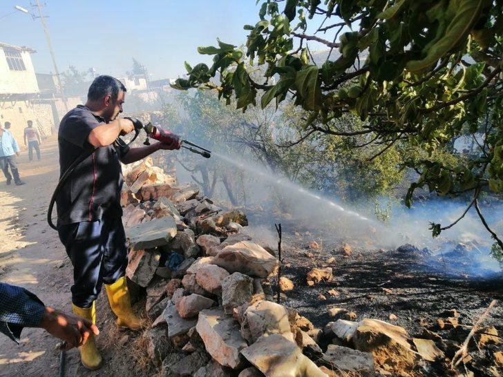 Besni’de itfaiye aracı sokakta ilerleyemedi G2