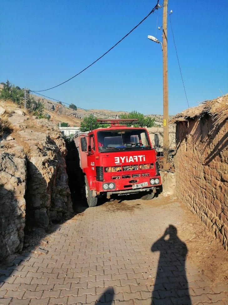 Besni’de itfaiye aracı sokakta ilerleyemedi G3