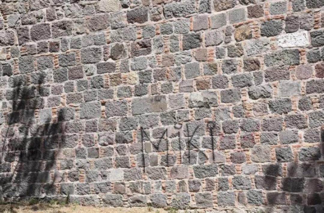 İzmir'in Kadifekale'si yazı tahtasına d&ouml;nd&uuml;!