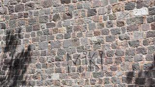 İzmir'in Kadifekale'si yazı tahtasına döndü!