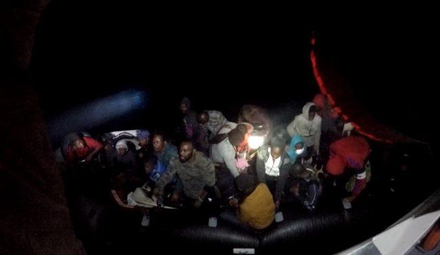Yunanistan'ın ölüme terk ettiği 31 kaçak göçmen kurtarıldı