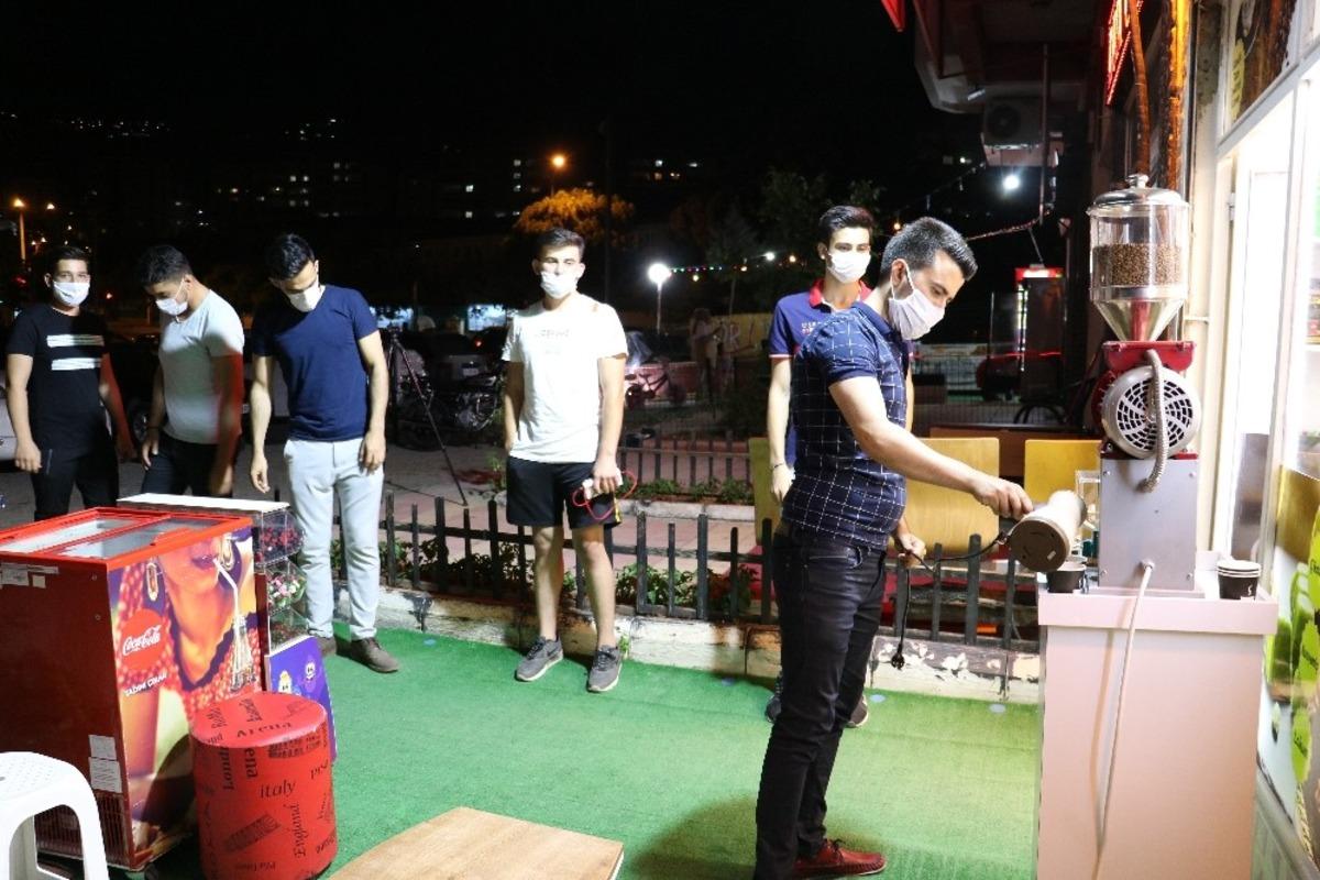 Kuruyemiş&ccedil;iden &uuml;cretsiz kahve ikramı