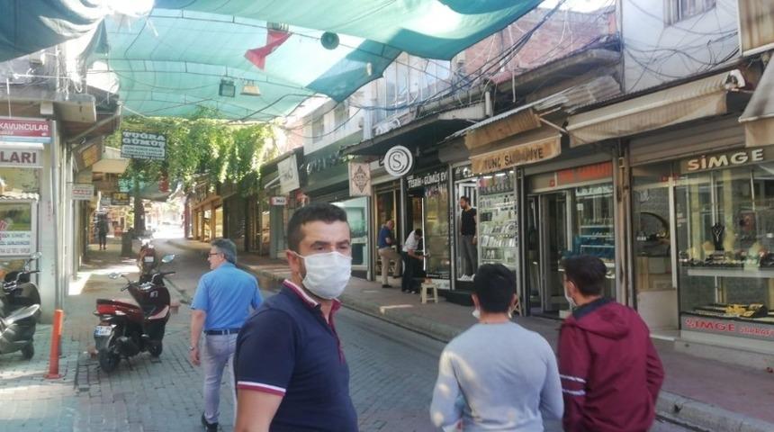 Esnaf g&uuml;neş sıcağından korunmak i&ccedil;in g&ouml;lgelik yaptı