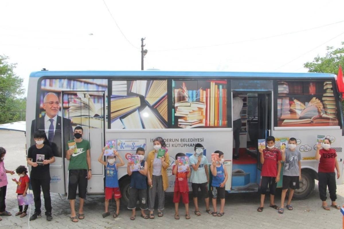 Gezici k&uuml;t&uuml;phane &ccedil;ocuklar i&ccedil;in yollarda