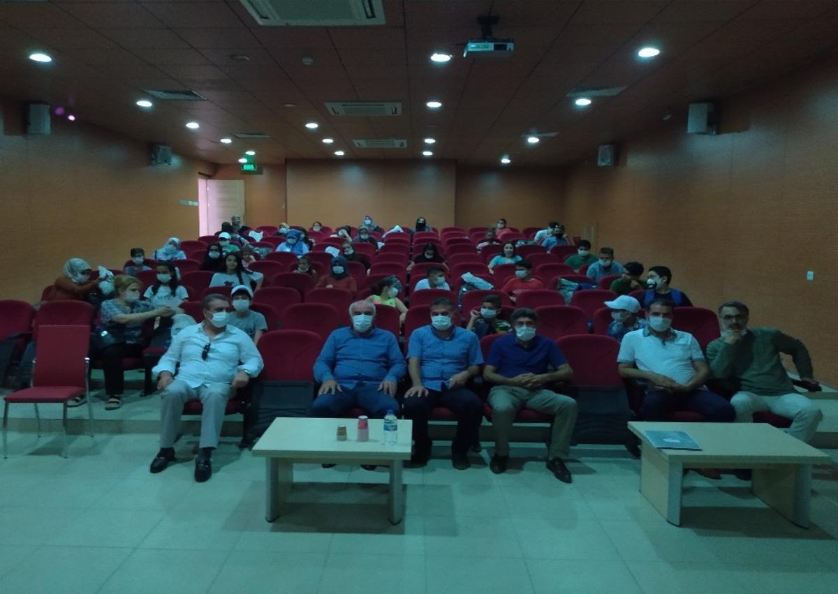 Elazığ&rsquo;da &ouml;ğrencilere eğitim seti dağıtıldı