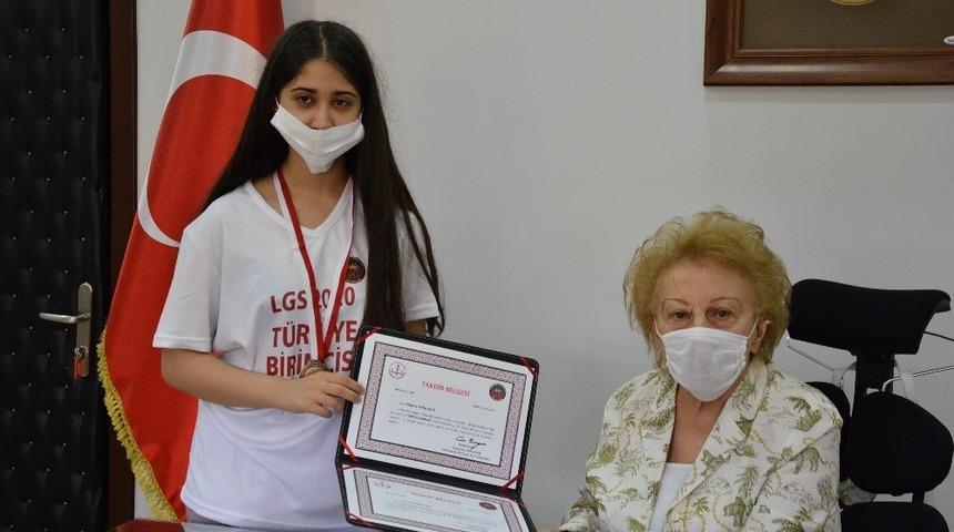 LGS T&uuml;rkiye Şampiyonu Ekin&rsquo;den N&uuml;ket Ersoy&rsquo;a Anlamlı Ziyaret