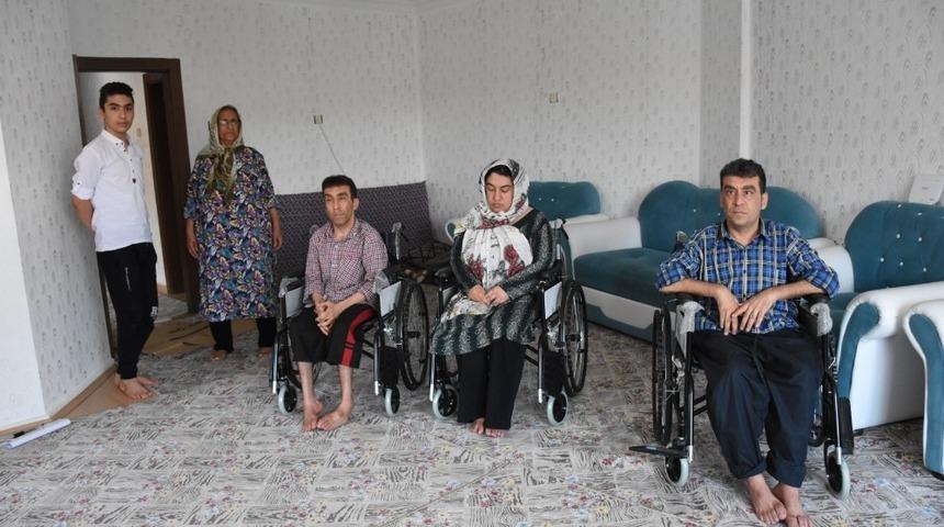 İhtiyaç sahibi engelli 7 sığınmacıya, Birleşmiş Milletler Yüksek Komiserliği desteğiyle tekerlekli sandalye verildi