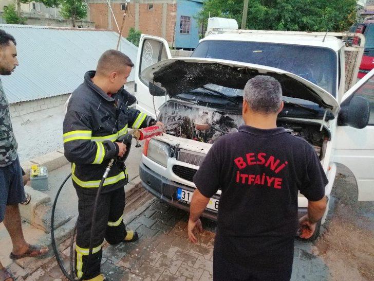 Seyir halindeki kamyonet alev aldı G1