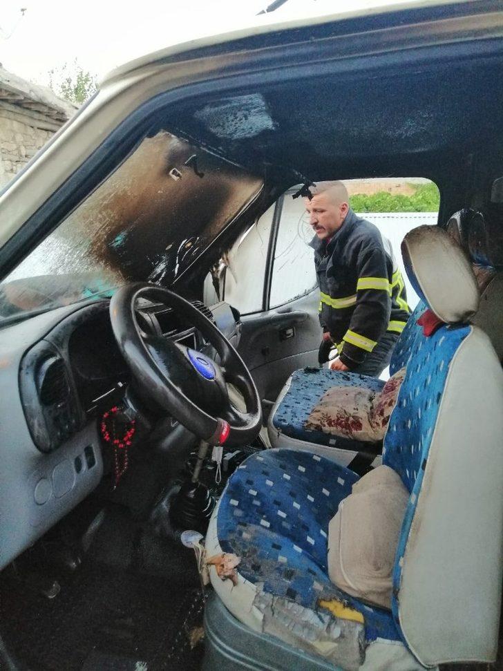 Seyir halindeki kamyonet alev aldı G3