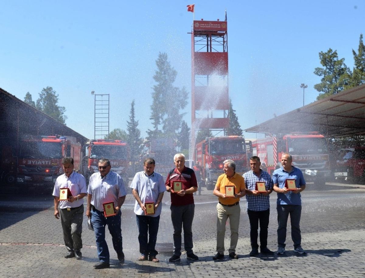 Emekli olan itfaiye personeline sulu uğurlama