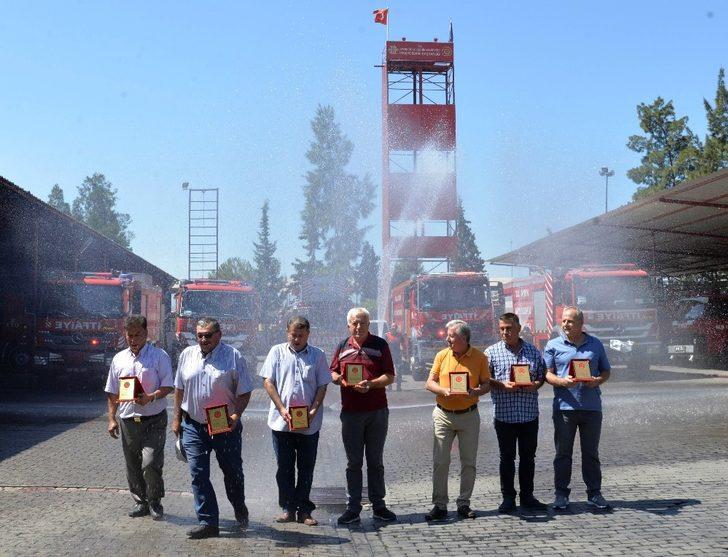 Emekli olan itfaiye personeline sulu uğurlama G1